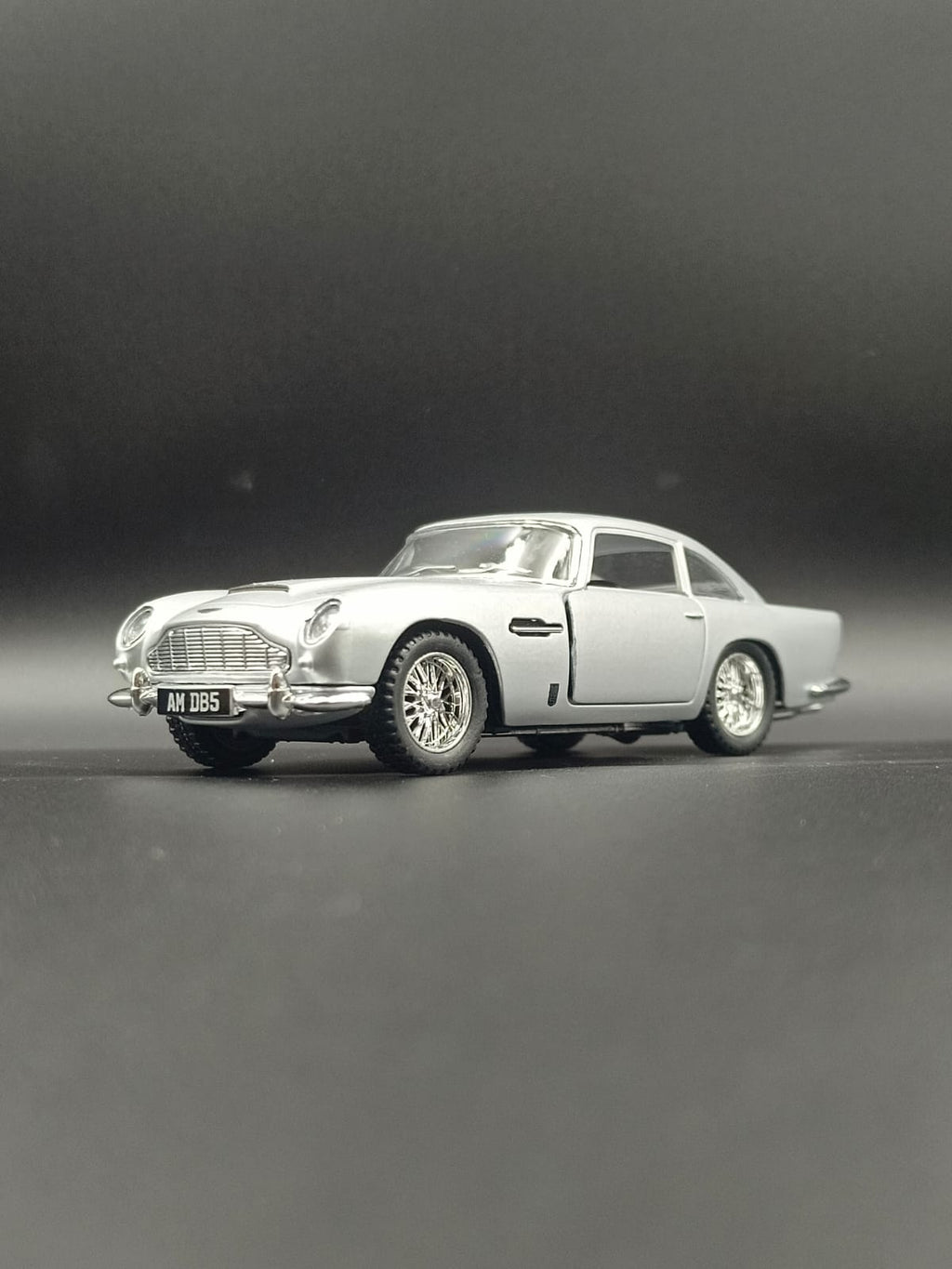 Kinsmart Aston Martin DB5 1963 Diecast Model Car - 1:38 Scale (Silver)