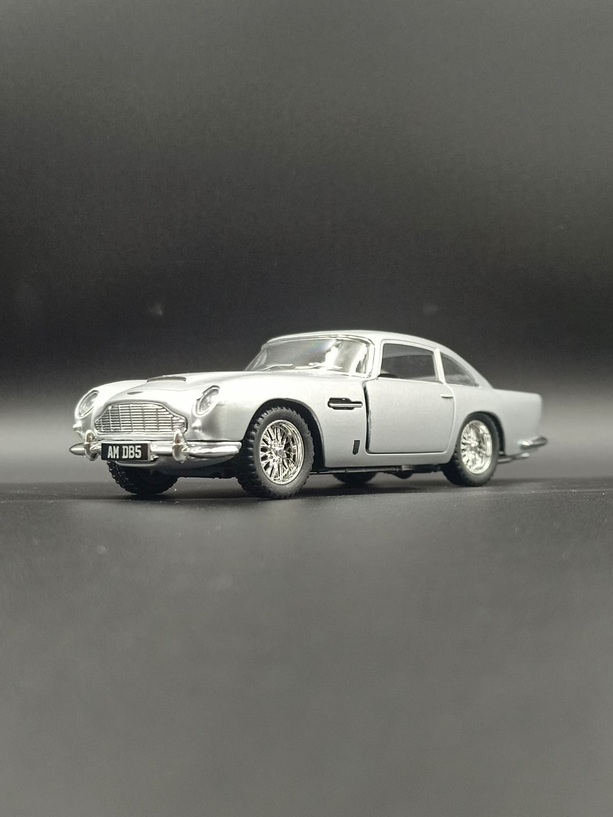 Kinsmart Aston Martin DB5 1963 Diecast Model Car - 1:38 Scale (Silver)
