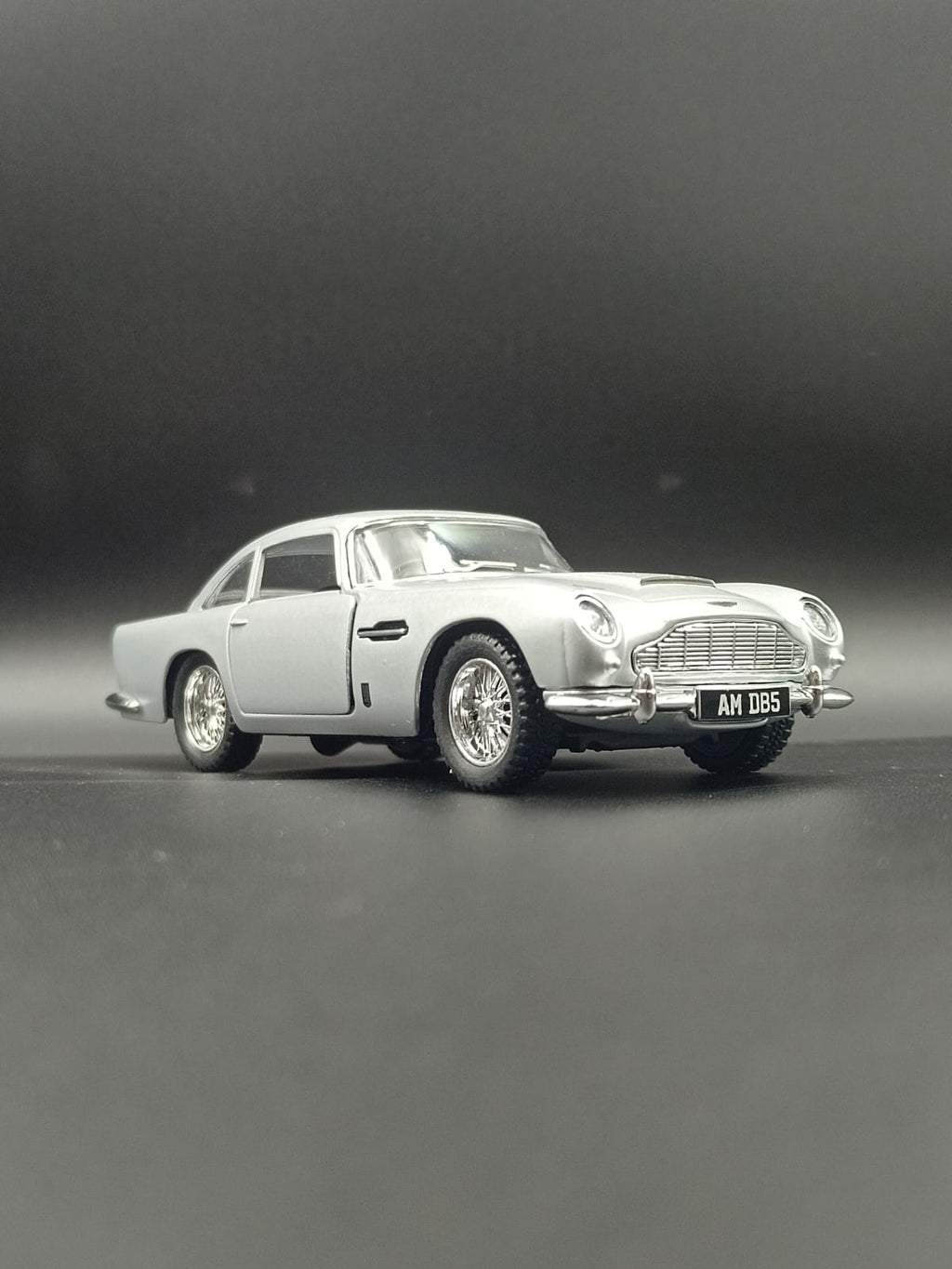 Kinsmart Aston Martin DB5 1963 Diecast Model Car - 1:38 Scale (Silver)