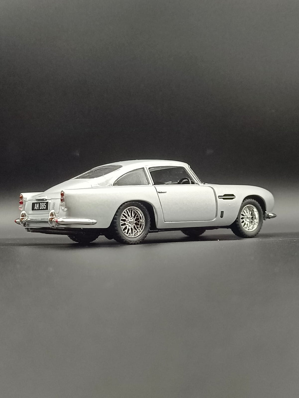 Kinsmart Aston Martin DB5 1963 Diecast Model Car - 1:38 Scale (Silver)