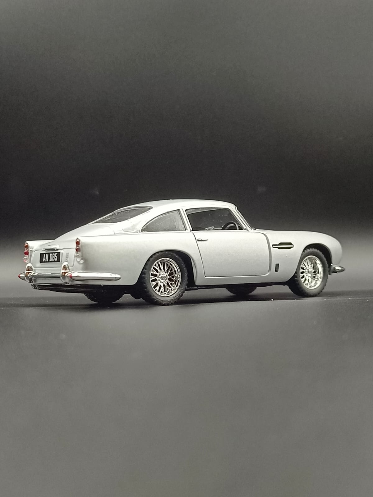 Kinsmart Aston Martin DB5 1963 Diecast Model Car - 1:38 Scale (Silver)