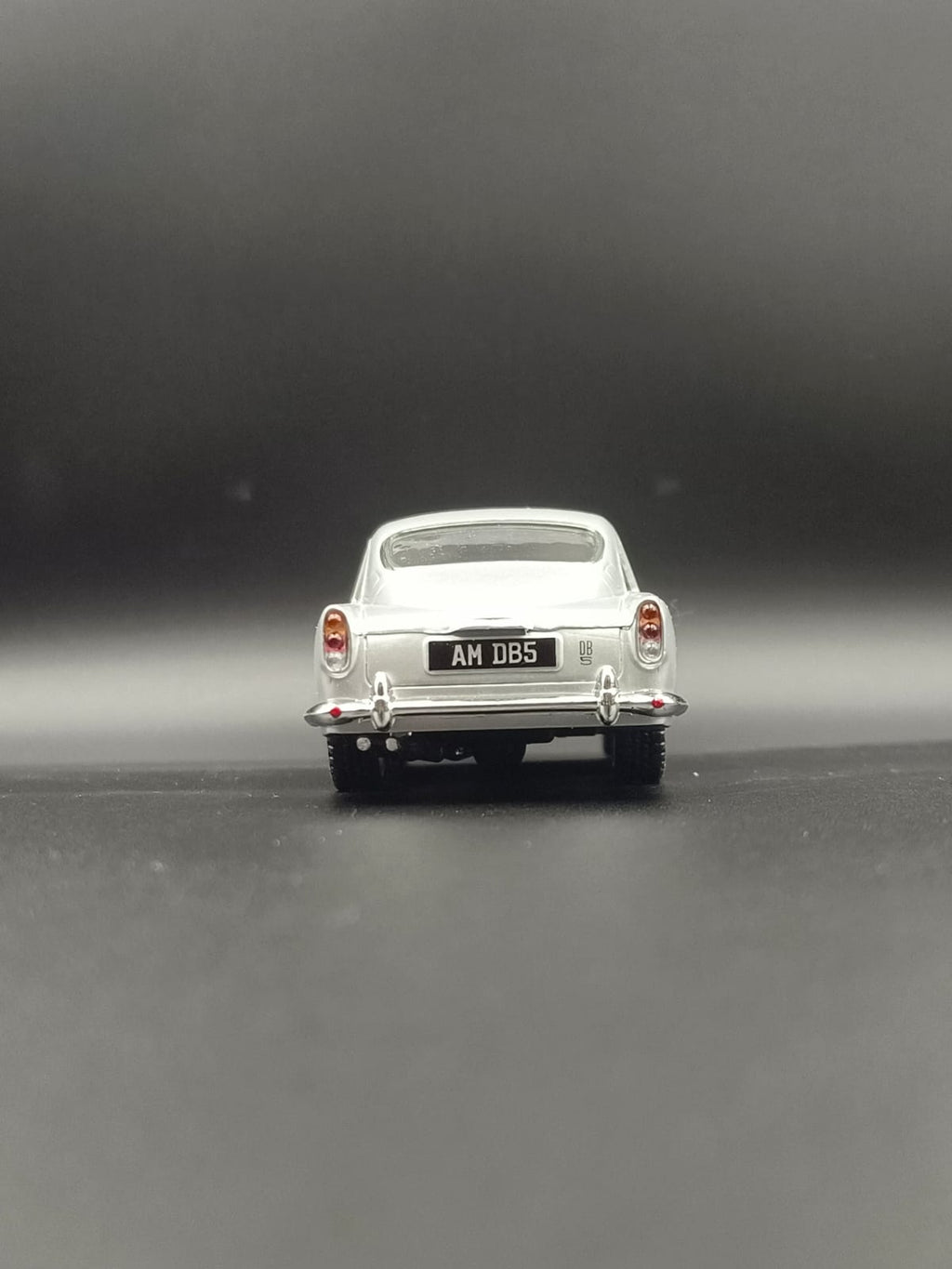 Kinsmart Aston Martin DB5 1963 Diecast Model Car - 1:38 Scale (Silver)