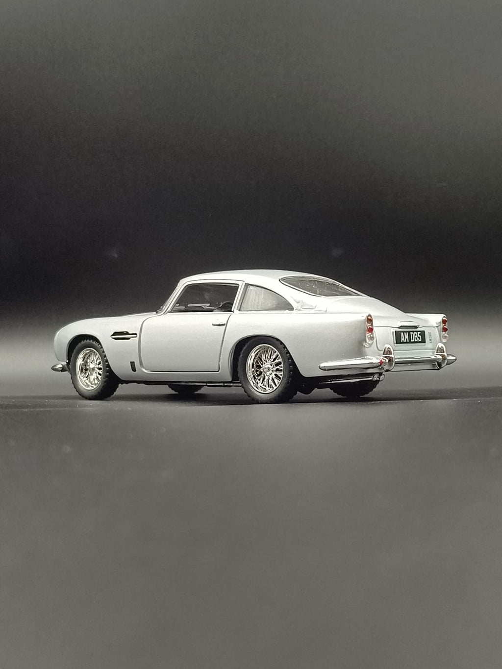 Kinsmart Aston Martin DB5 1963 Diecast Model Car - 1:38 Scale (Silver)