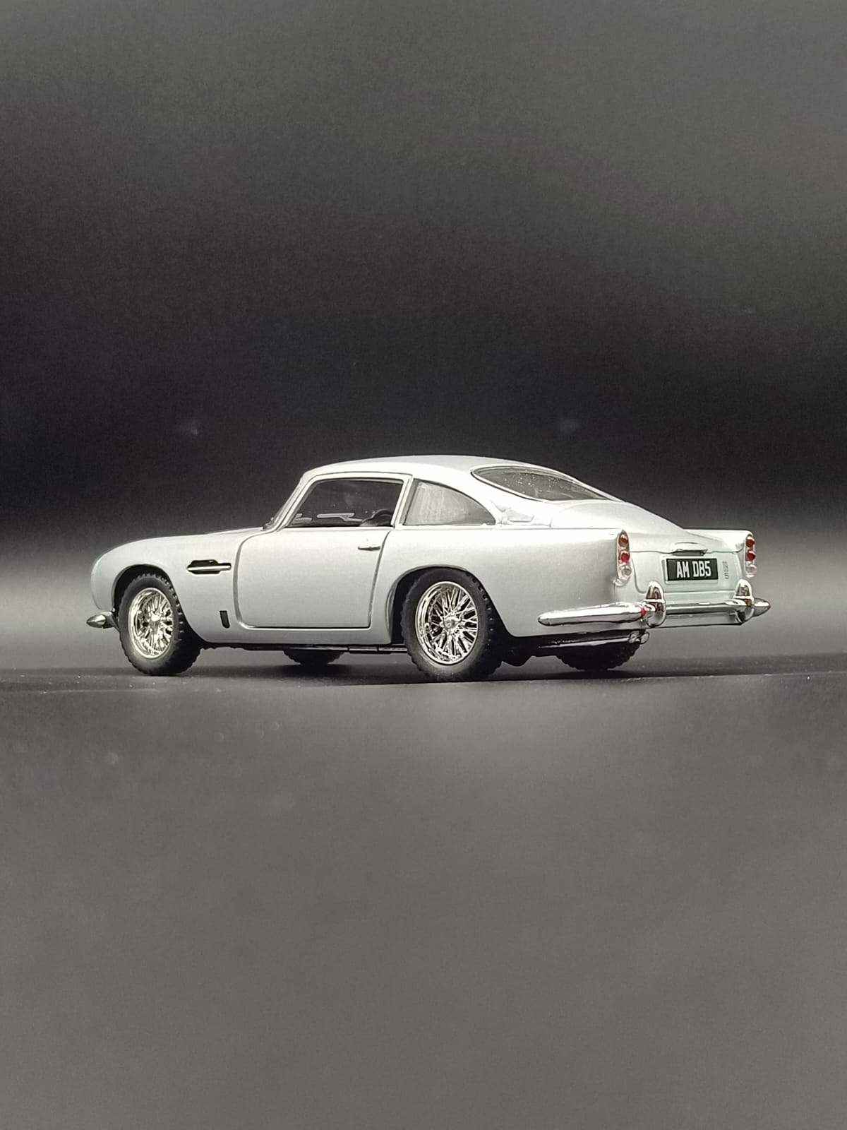 Kinsmart Aston Martin DB5 1963 Diecast Model Car - 1:38 Scale (Silver)