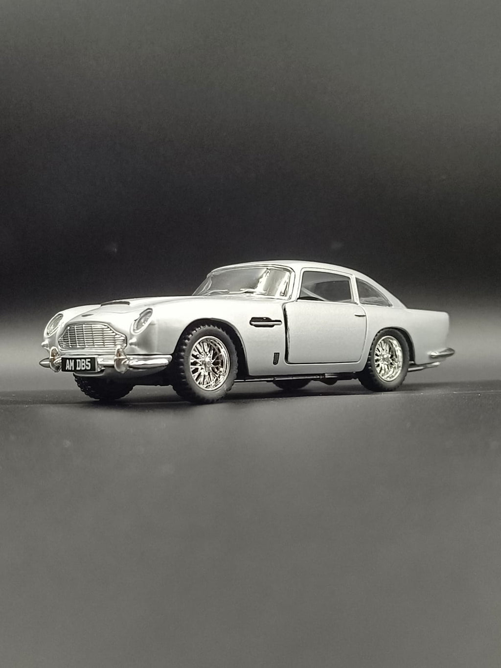 Kinsmart Aston Martin DB5 1963 Diecast Model Car - 1:38 Scale (Silver)