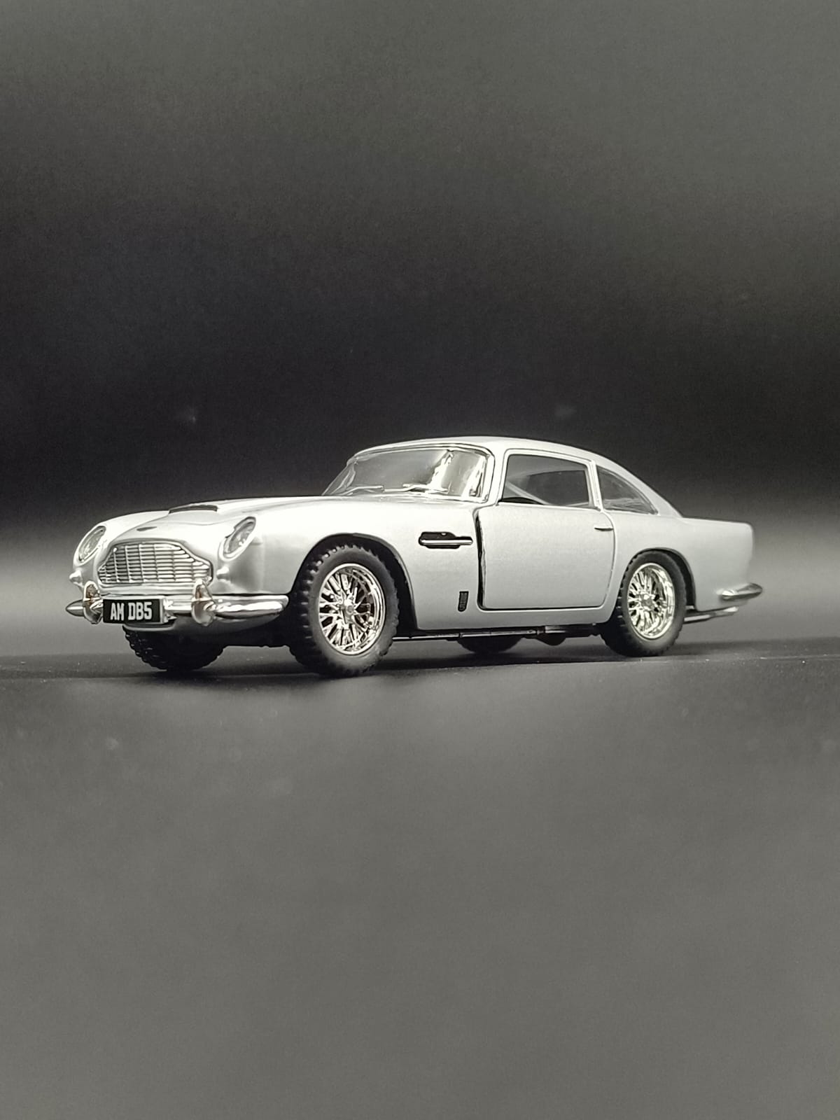 Kinsmart Aston Martin DB5 1963 Diecast Model Car - 1:38 Scale (Silver)
