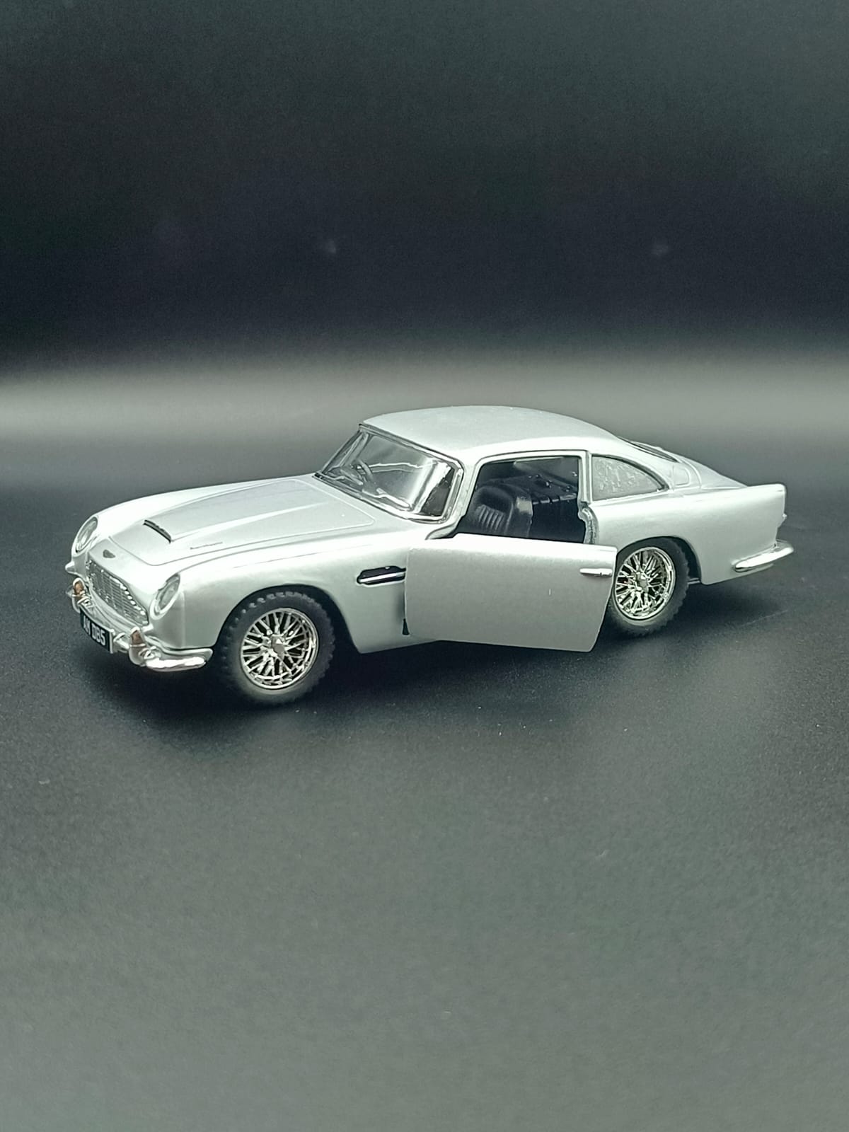 Kinsmart Aston Martin DB5 1963 Diecast Model Car - 1:38 Scale (Silver)