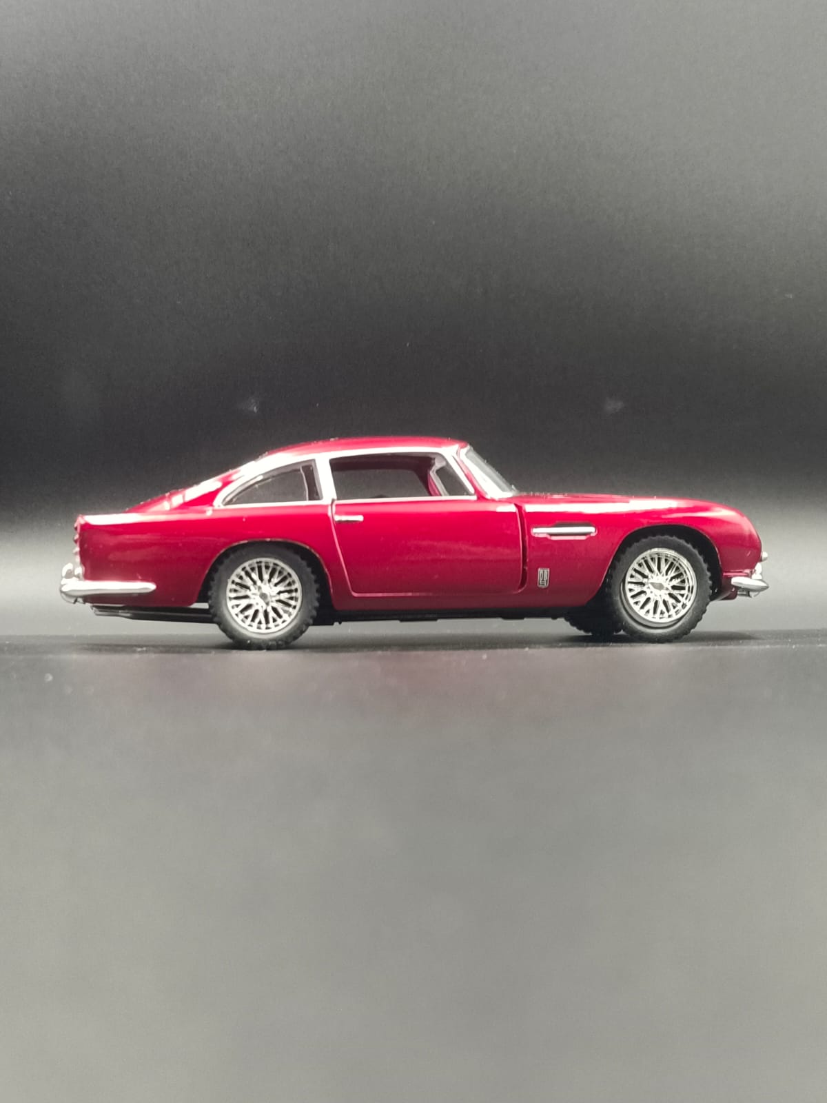 Kinsmart Aston Martin DB5 1963 Diecast Model Car - 1:38 Scale (Red)