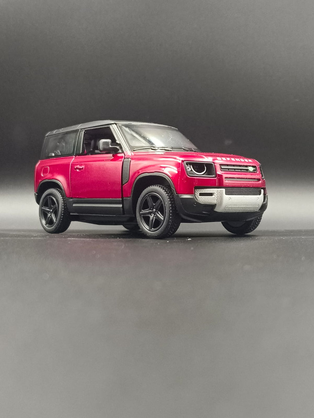 Kinsmart Land Rover Defender 90 Die-Cast Scale Model (1:36) - Red