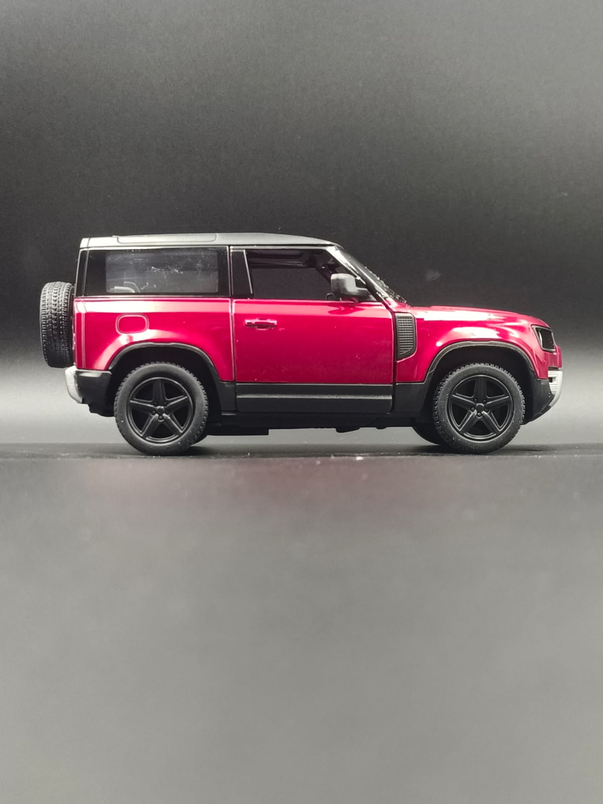 Kinsmart Land Rover Defender 90 Die-Cast Scale Model (1:36) - Red