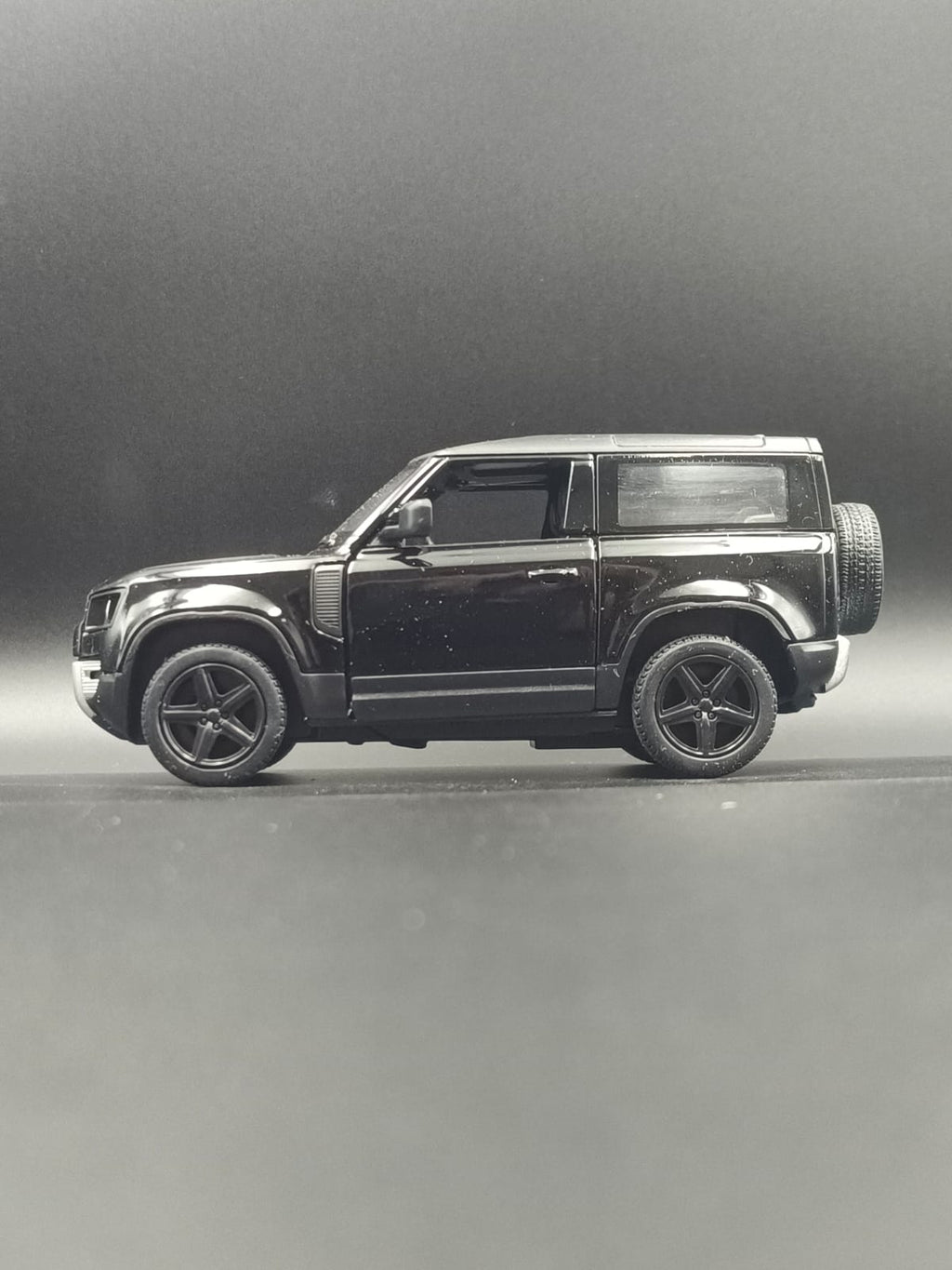Kinsmart Land Rover Defender 90 Die-Cast Scale Model (1:36) - Jet Black
