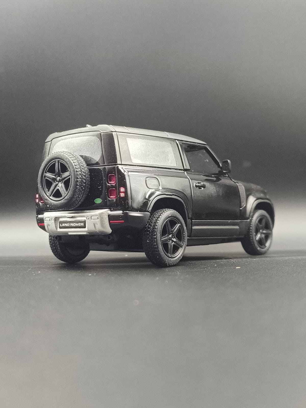 Kinsmart Land Rover Defender 90 Die-Cast Scale Model (1:36) - Jet Black