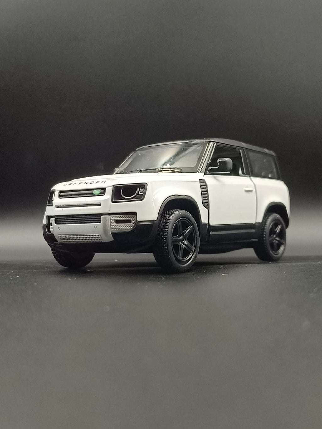 Kinsmart Land Rover Defender 90 Die-Cast Scale Model (1:36) - White