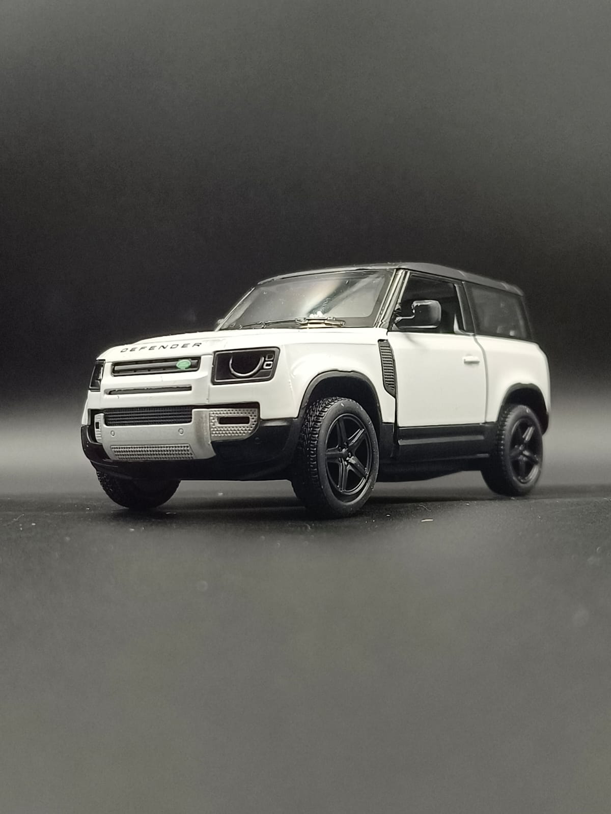 Kinsmart Land Rover Defender 90 Die-Cast Scale Model (1:36) - White