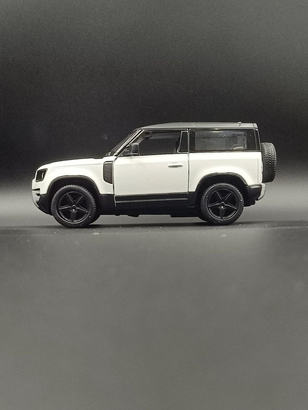 Kinsmart Land Rover Defender 90 Die-Cast Scale Model (1:36) - White