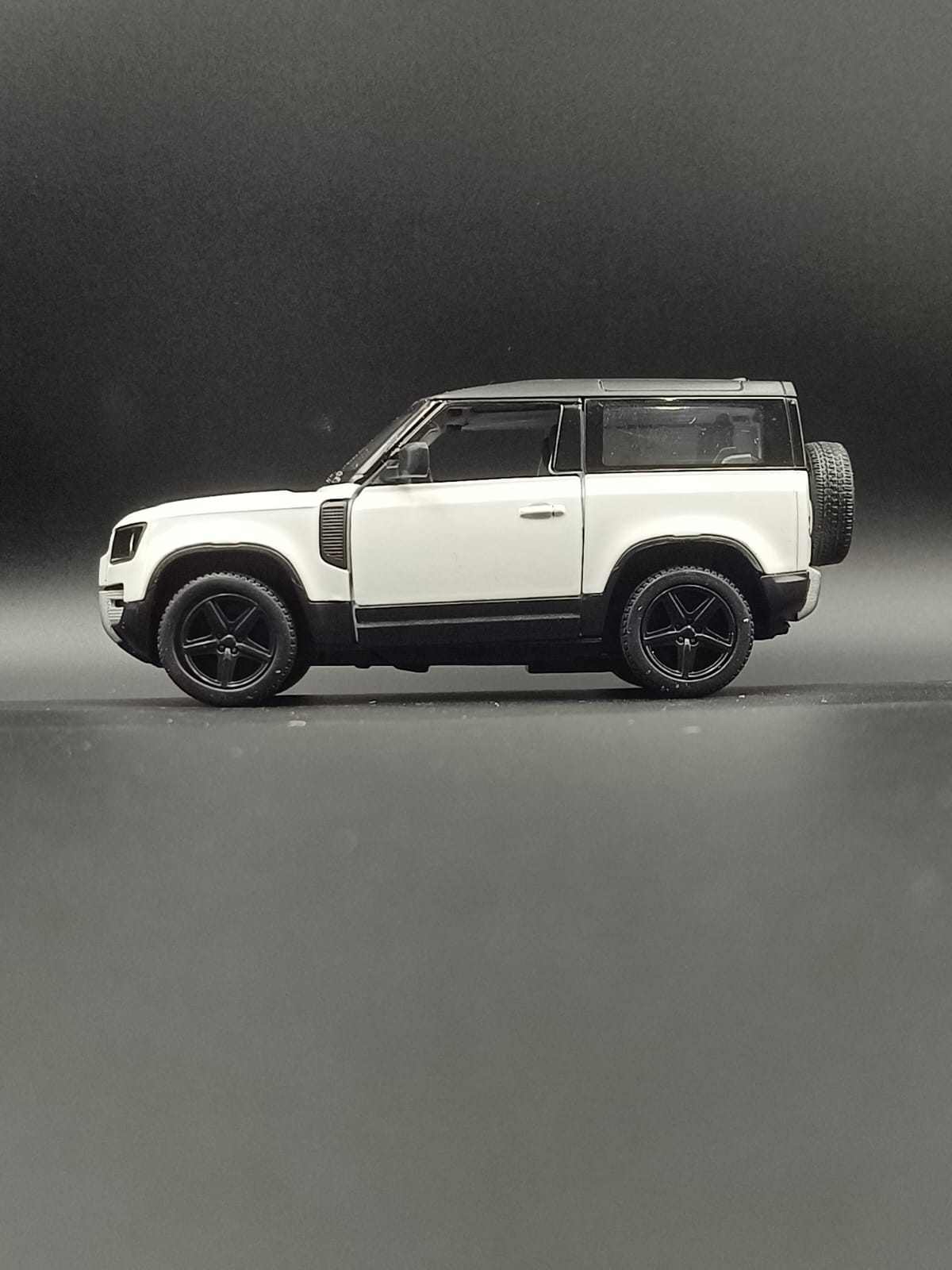 Kinsmart Land Rover Defender 90 Die-Cast Scale Model (1:36) - White