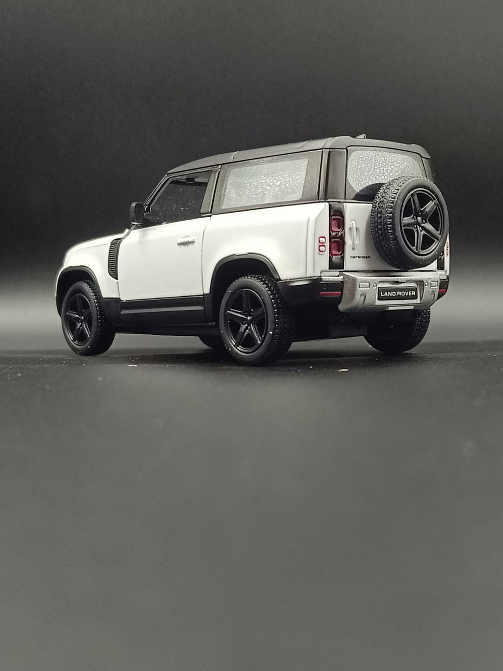 Kinsmart Land Rover Defender 90 Die-Cast Scale Model (1:36) - White
