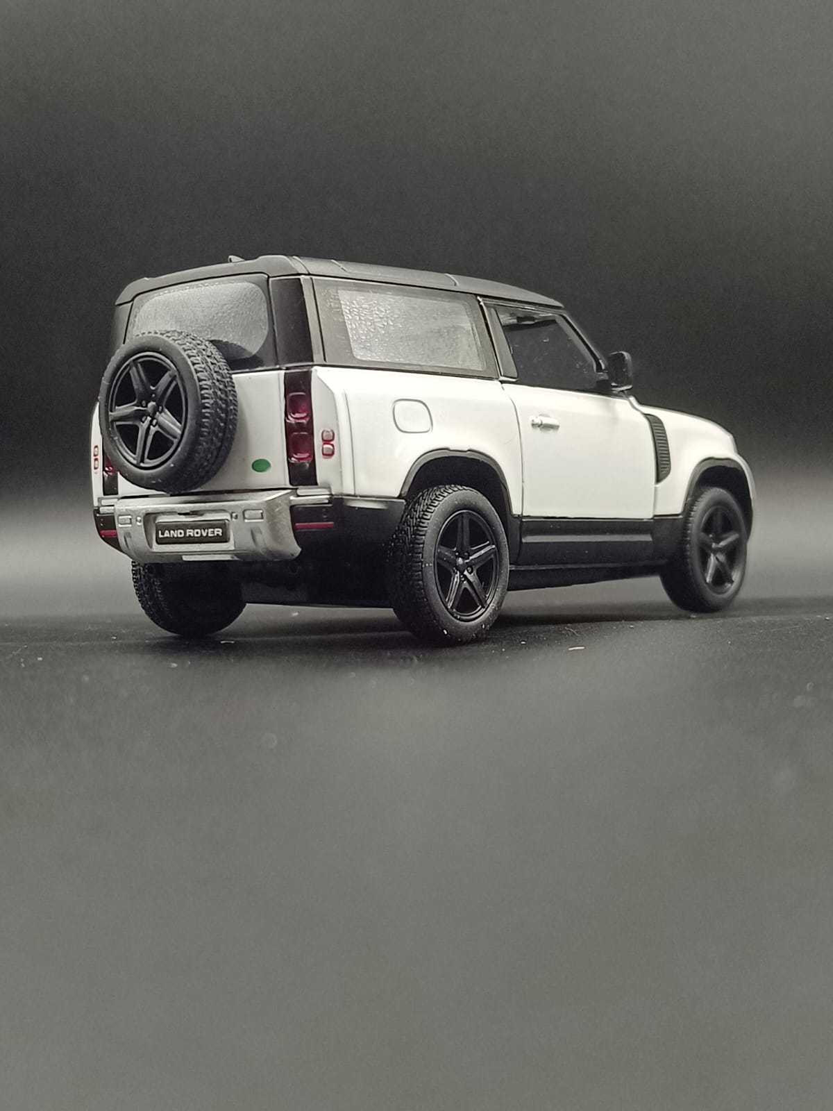 Kinsmart Land Rover Defender 90 Die-Cast Scale Model (1:36) - White
