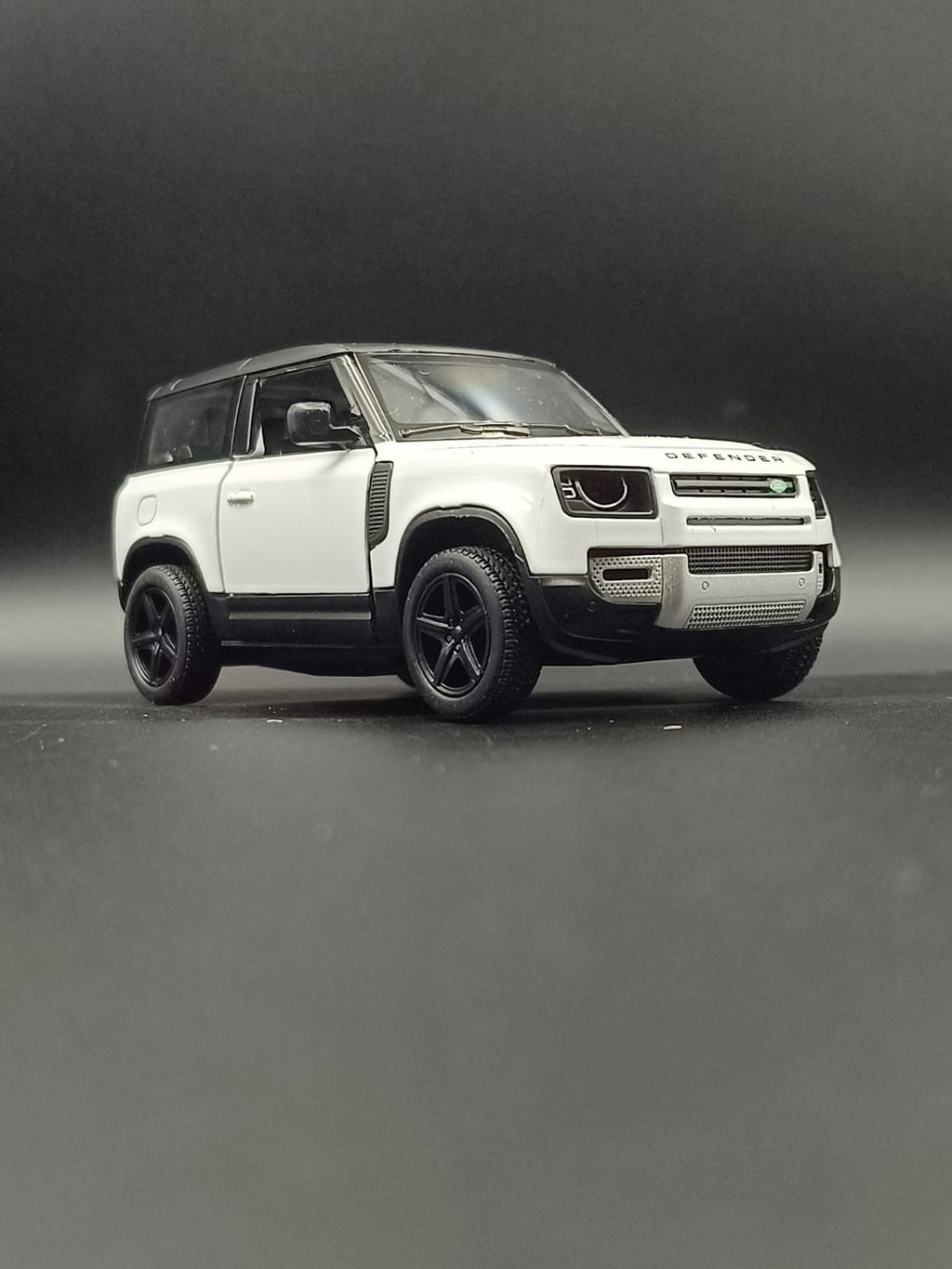 Kinsmart Land Rover Defender 90 Die-Cast Scale Model (1:36) - White