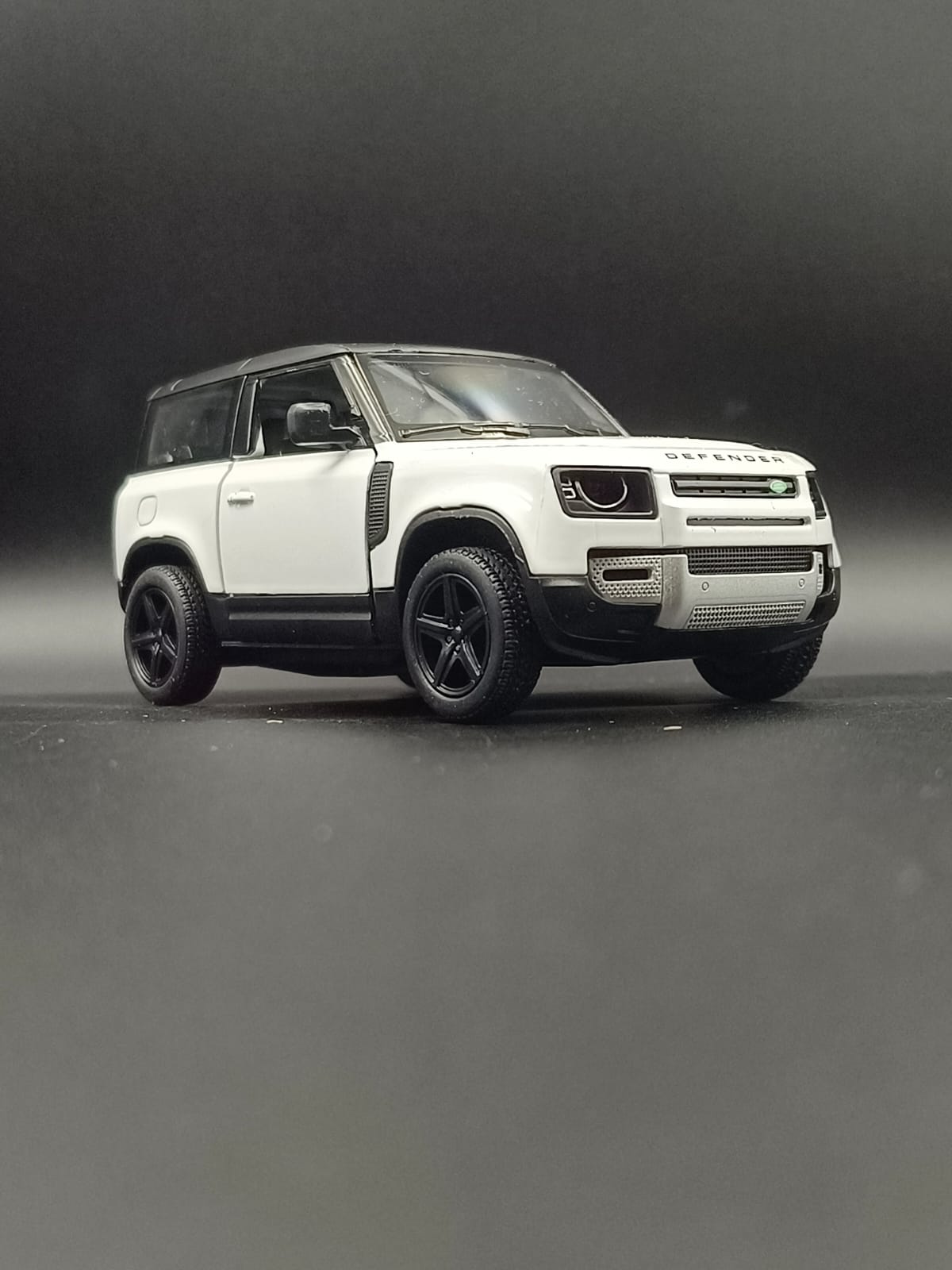 Kinsmart Land Rover Defender 90 Die-Cast Scale Model (1:36) - White