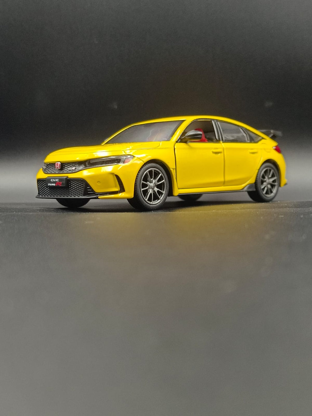 Kinsmart 2024 Honda Civic Type R Diecast Model Car - 1:36 Scale [Licensed] Yellow