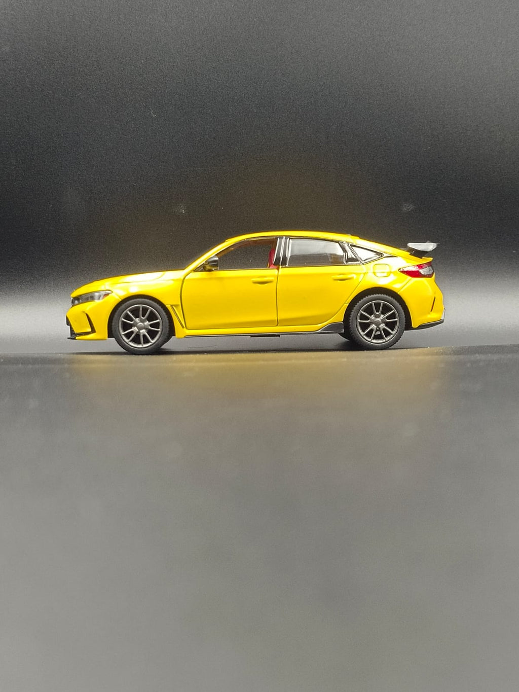 Kinsmart 2024 Honda Civic Type R Diecast Model Car - 1:36 Scale [Licensed] Yellow
