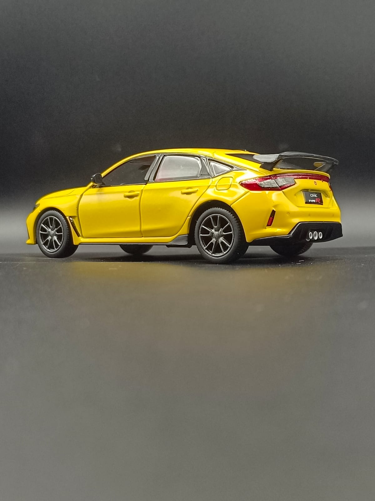 Kinsmart 2024 Honda Civic Type R Diecast Model Car - 1:36 Scale [Licensed] Yellow