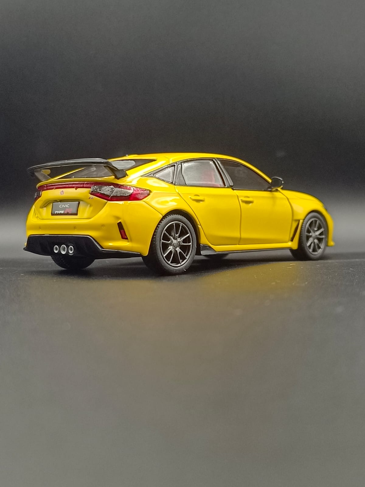 Kinsmart 2024 Honda Civic Type R Diecast Model Car - 1:36 Scale [Licensed] Yellow
