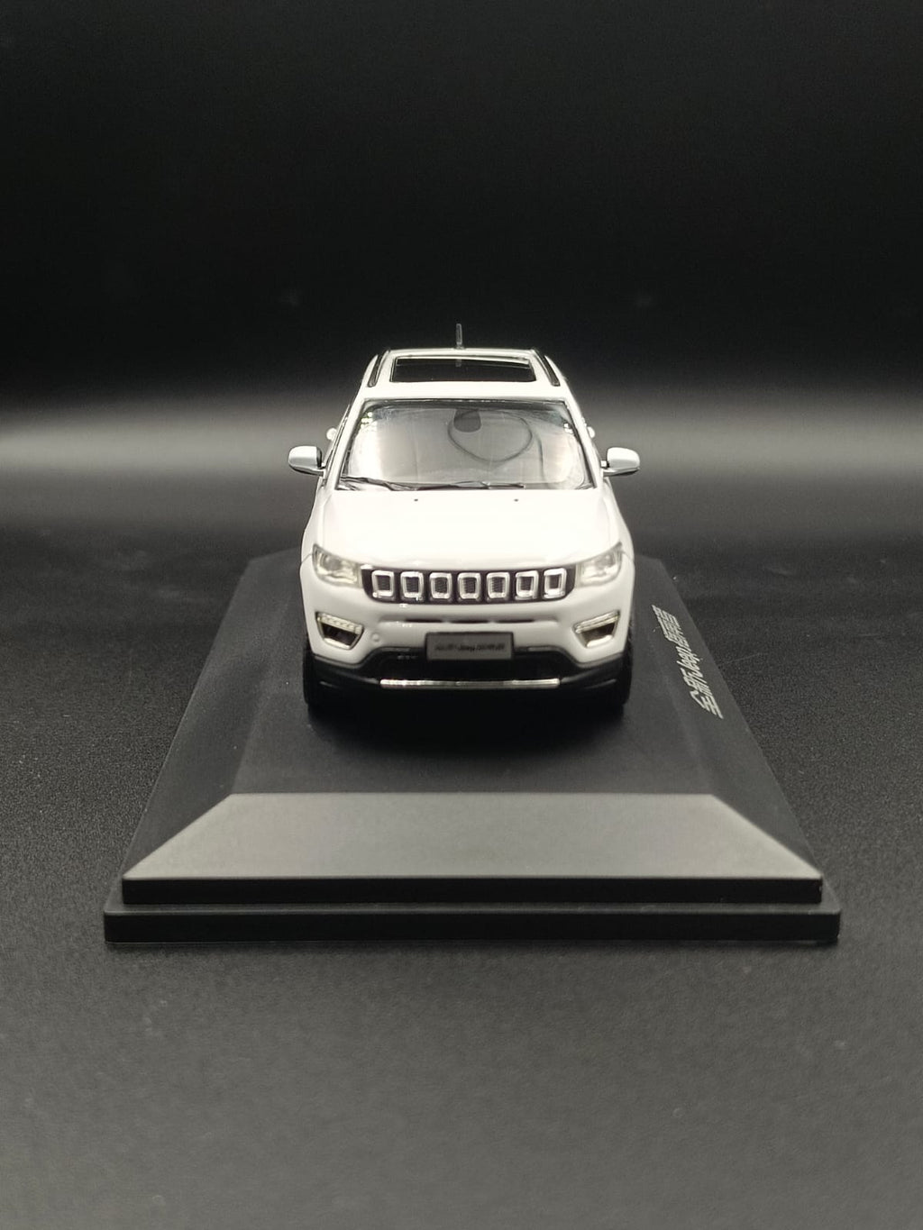 1:43 Scale Jeep Compass Diecast Model - Dealer Edition (White)