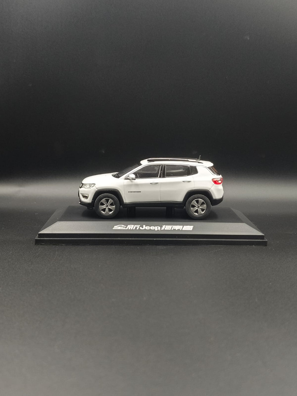 1:43 Scale Jeep Compass Diecast Model - Dealer Edition (White)