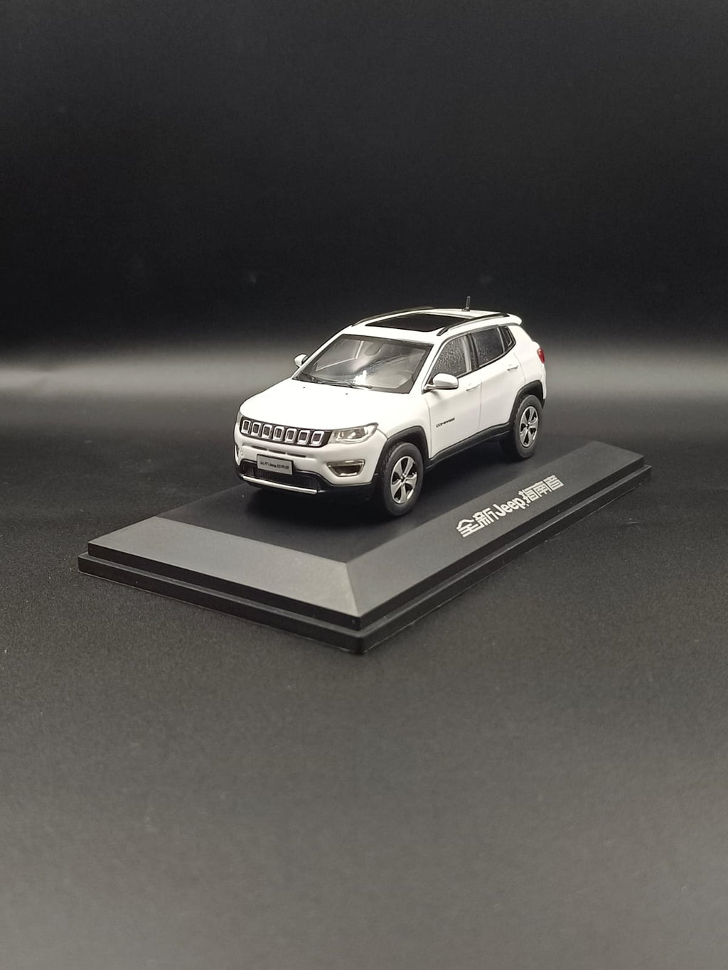 1:43 Scale Jeep Compass Diecast Model - Dealer Edition (White)