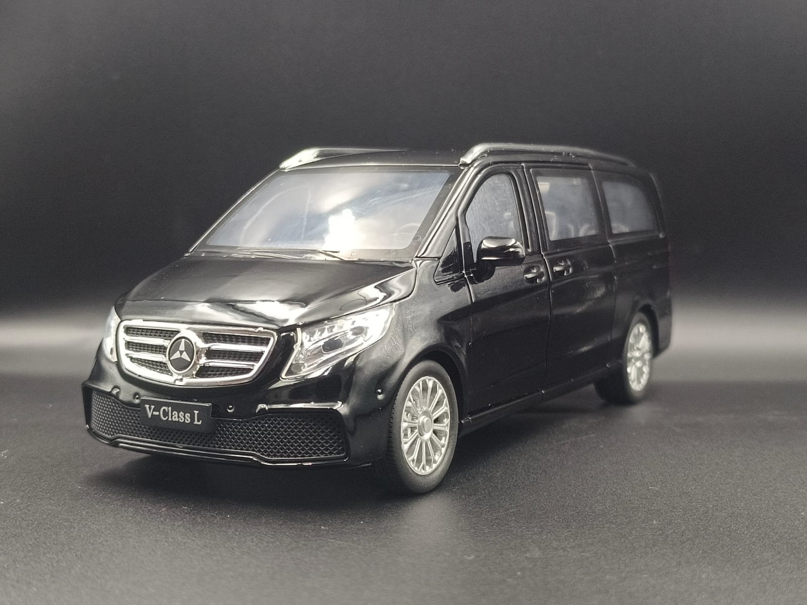 1:24 Scale Mercedes-Benz V-Class V260L Diecast Metal Model Car - Black