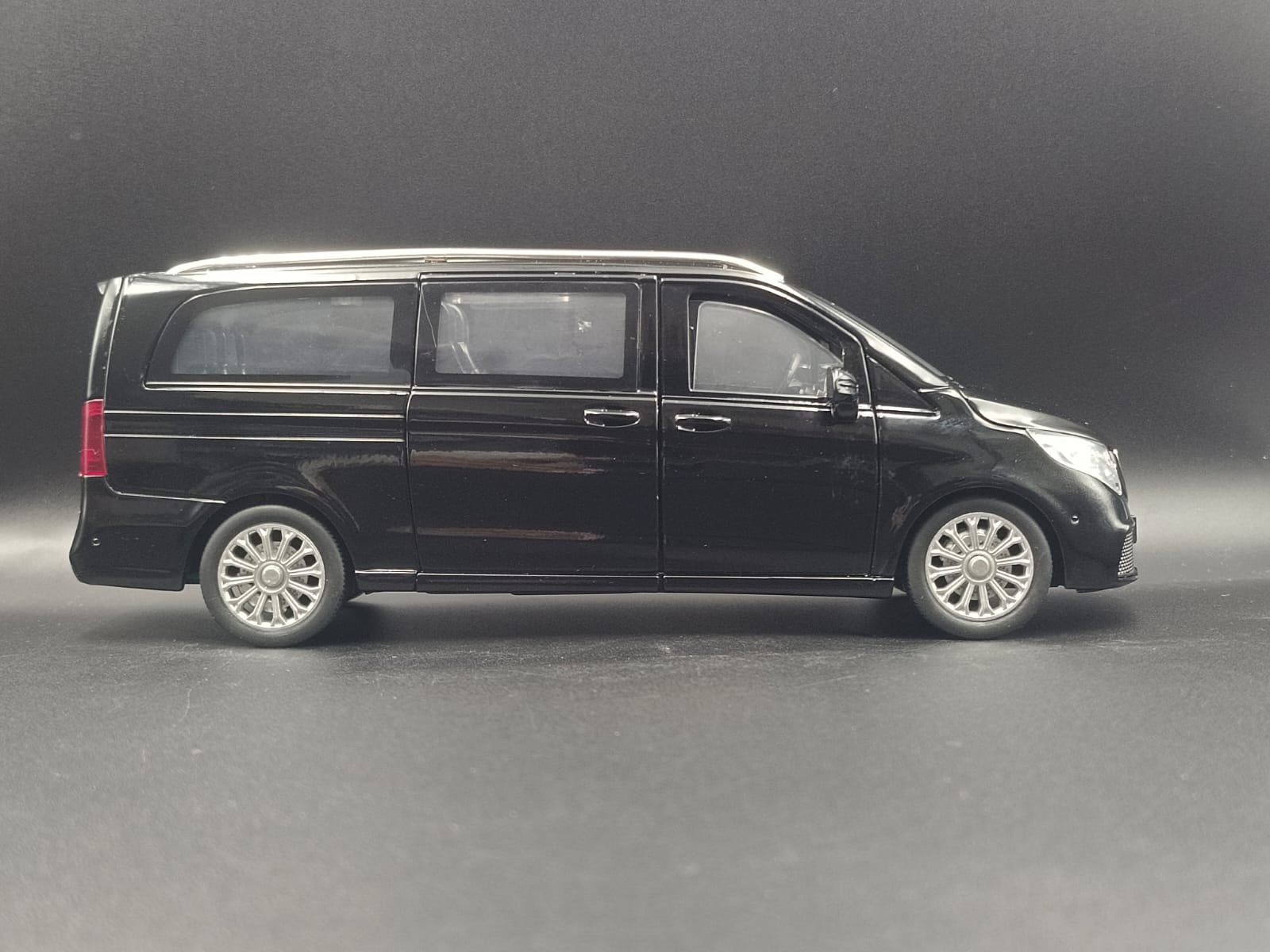 1:24 Scale Mercedes-Benz V-Class V260L Diecast Metal Model Car - Black
