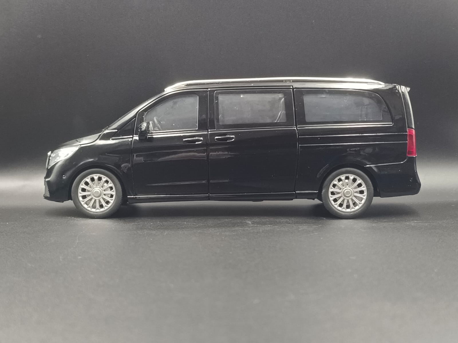1:24 Scale Mercedes-Benz V-Class V260L Diecast Metal Model Car - Black