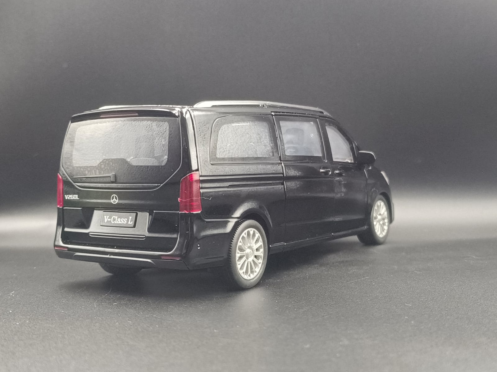 1:24 Scale Mercedes-Benz V-Class V260L Diecast Metal Model Car - Black