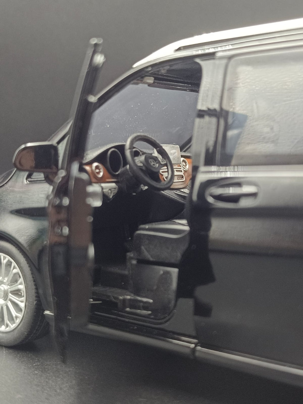 1:24 Scale Mercedes-Benz V-Class V260L Diecast Metal Model Car - Black