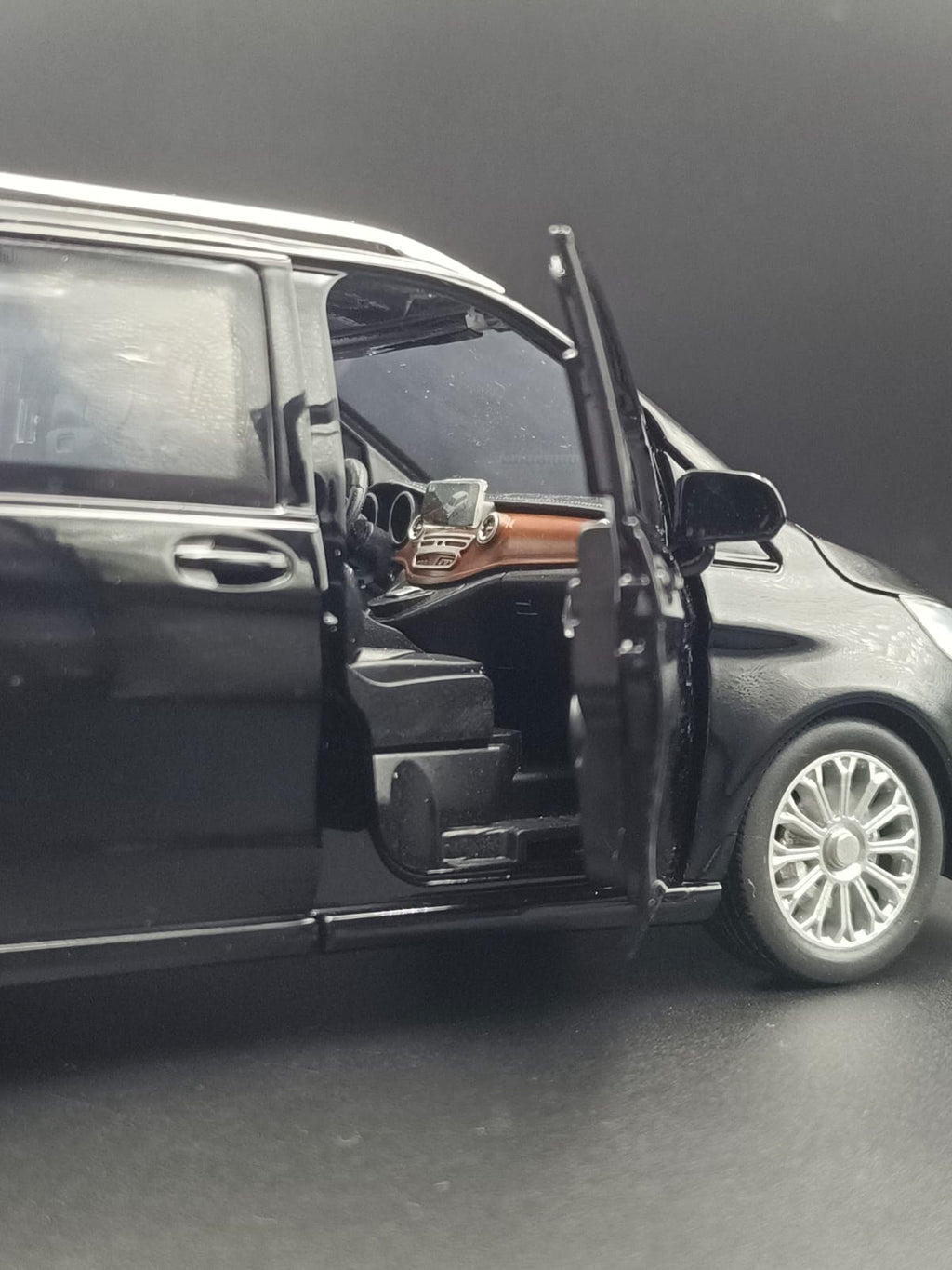 1:24 Scale Mercedes-Benz V-Class V260L Diecast Metal Model Car - Black