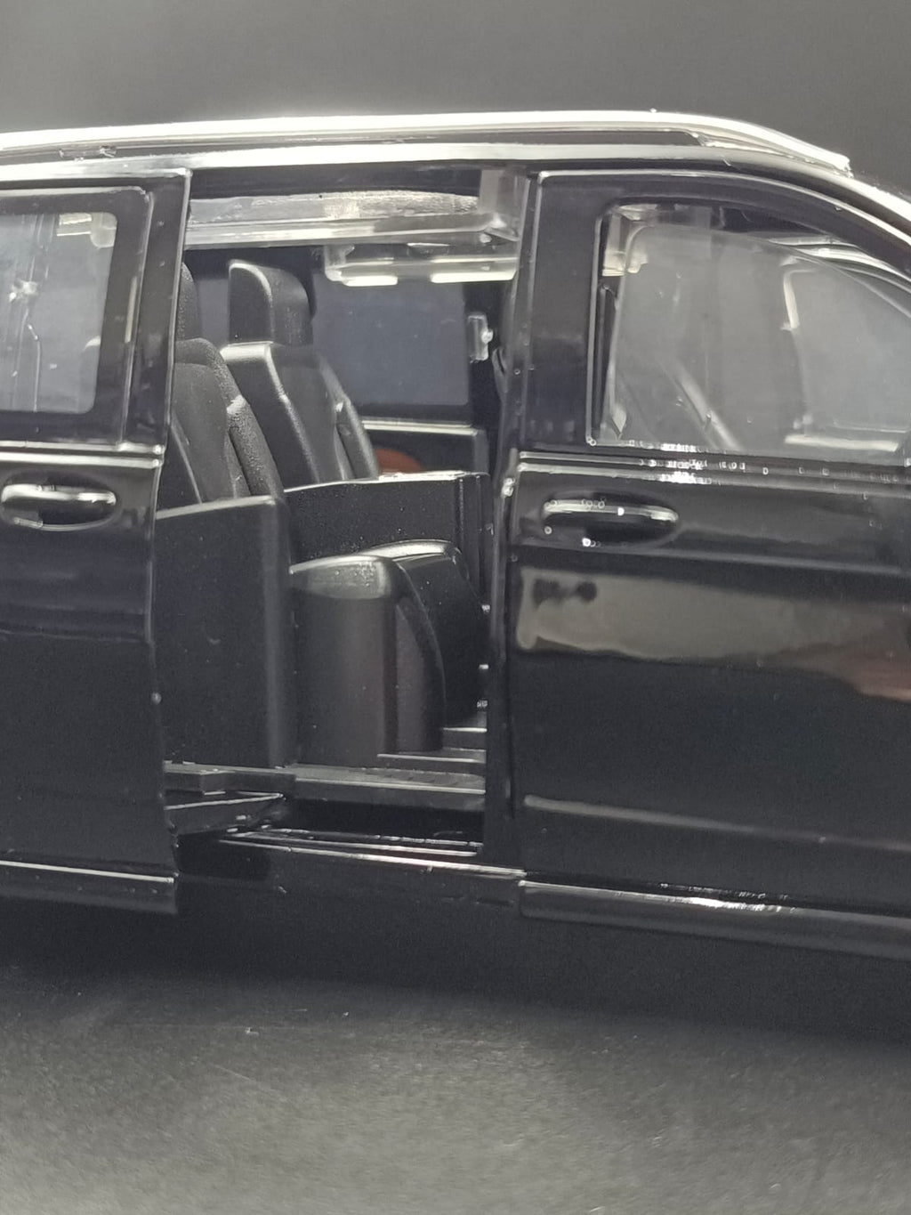 1:24 Scale Mercedes-Benz V-Class V260L Diecast Metal Model Car - Black