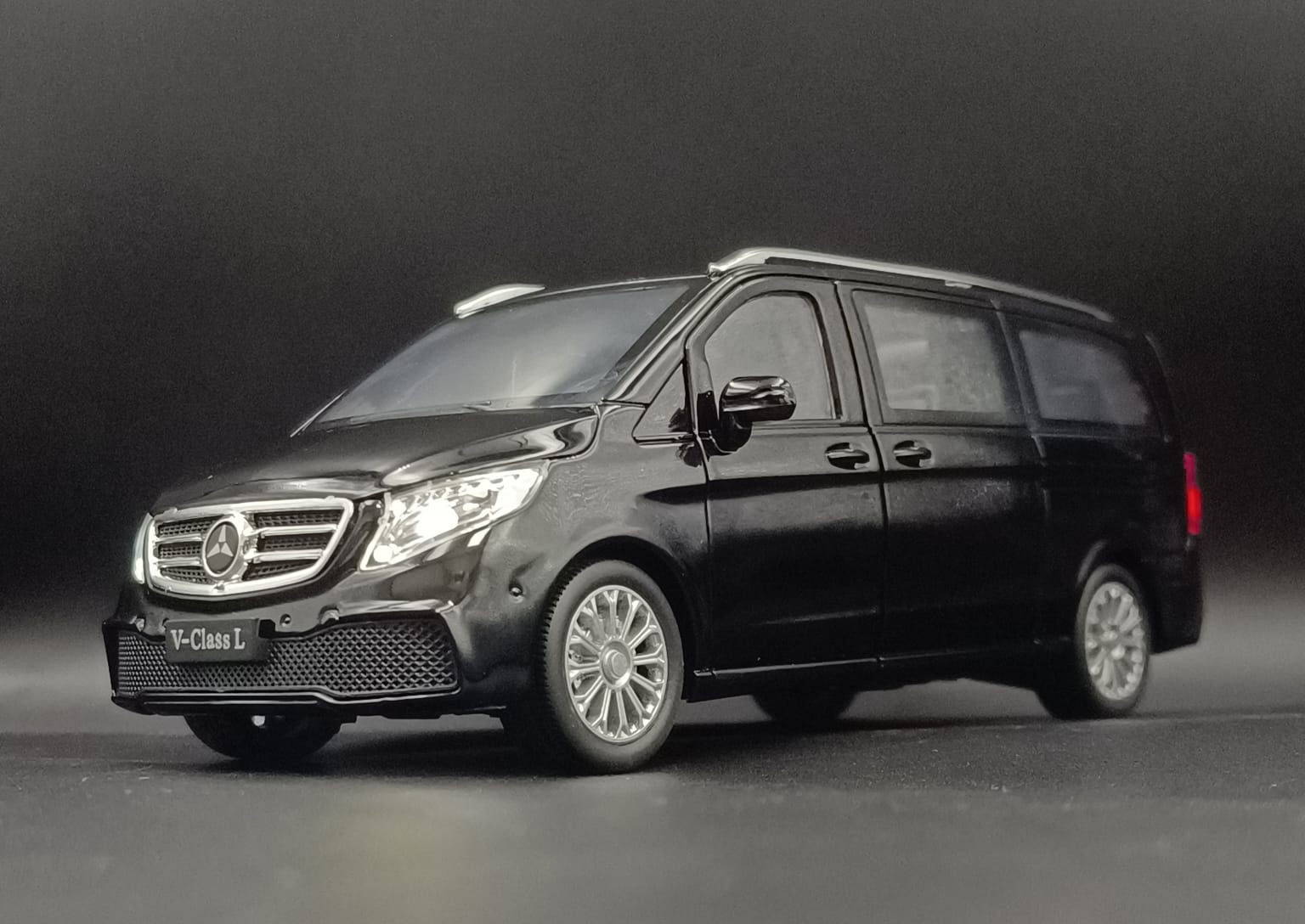 1:24 Scale Mercedes-Benz V-Class V260L Diecast Metal Model Car - Black