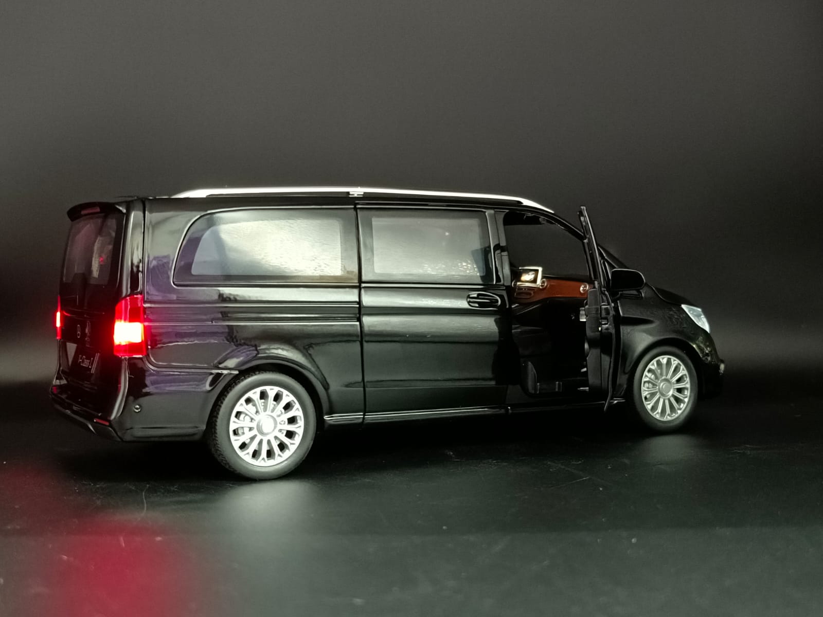 1:24 Scale Mercedes-Benz V-Class V260L Diecast Metal Model Car - Black