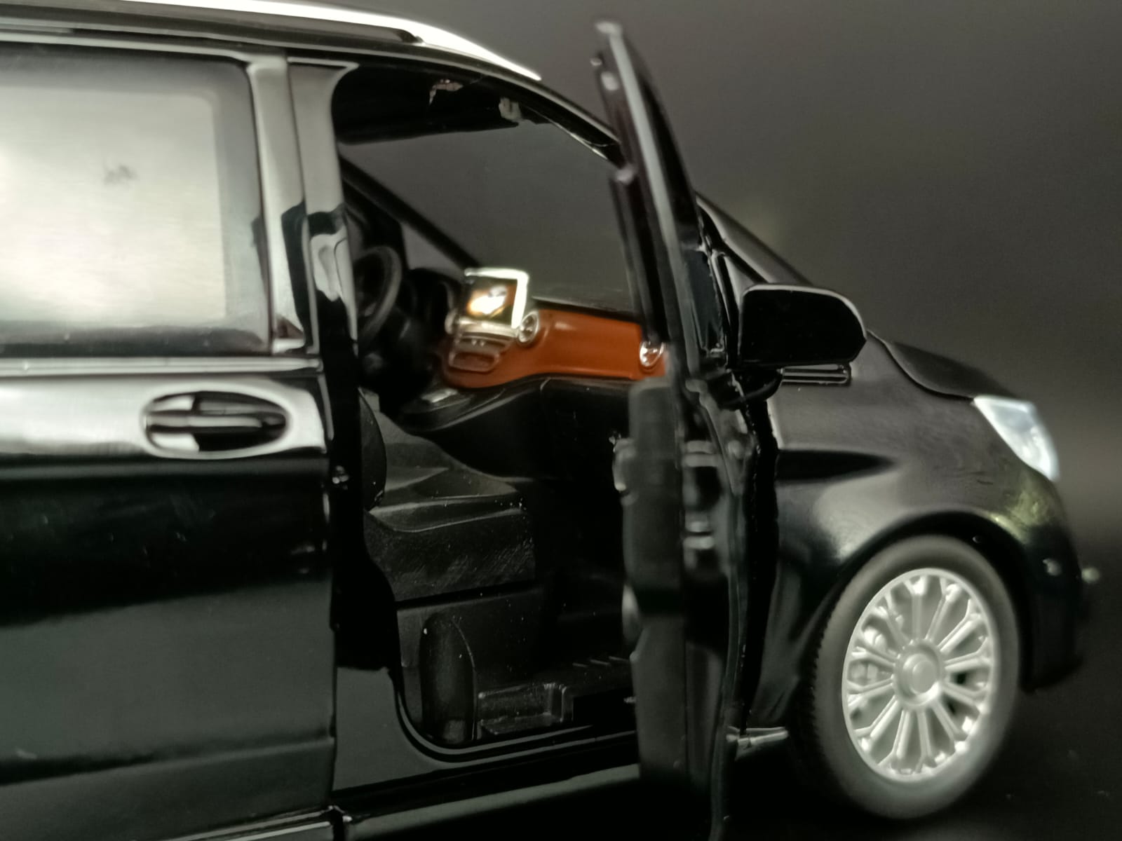1:24 Scale Mercedes-Benz V-Class V260L Diecast Metal Model Car - Black
