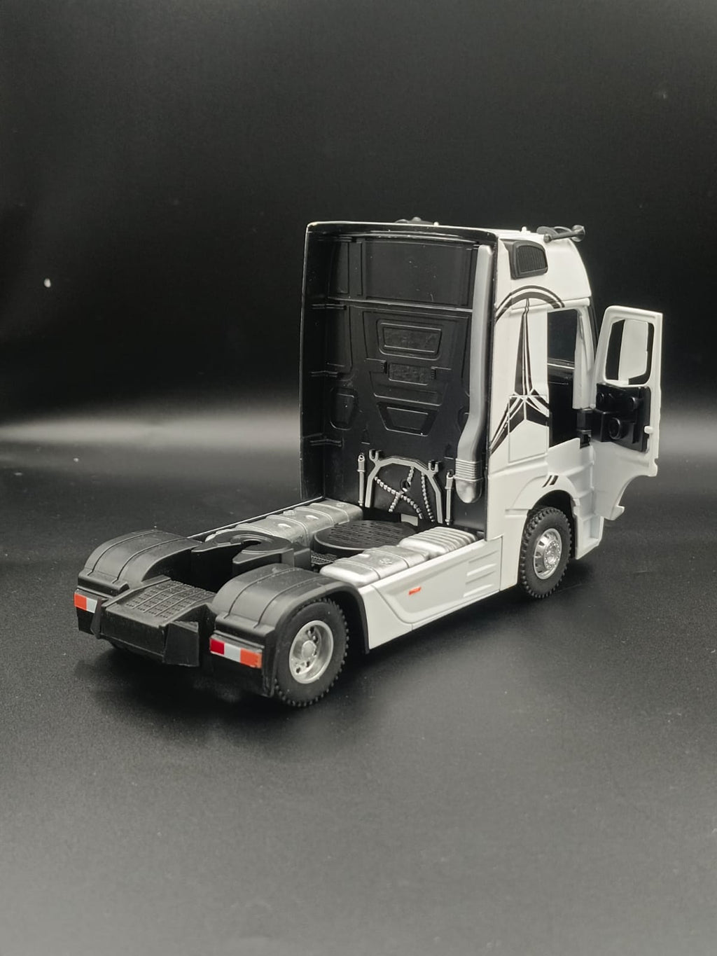 1:24 Scale Mercedes-Benz Actros Diecast Truck Model with Light & Sound - White