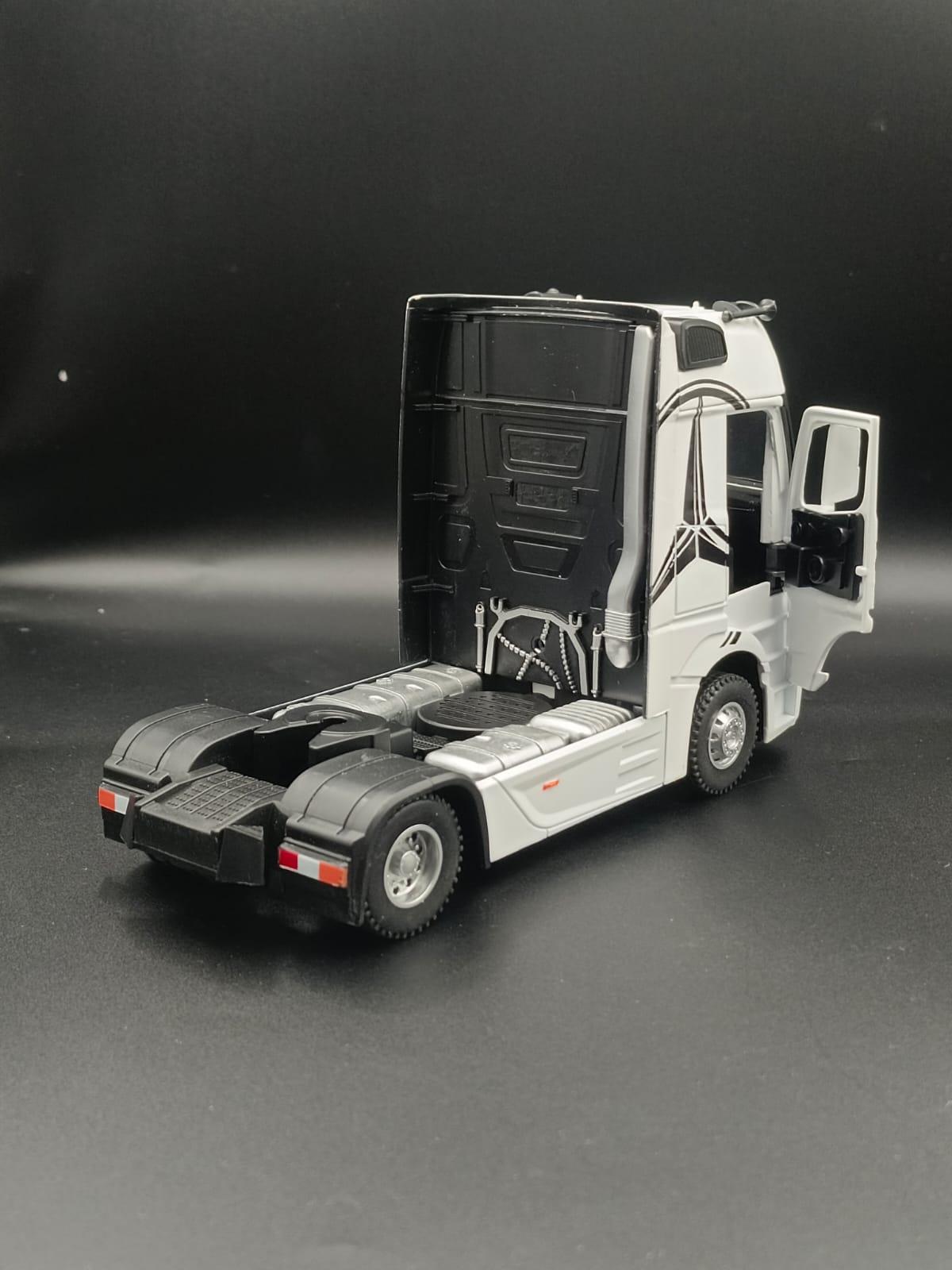 1:24 Scale Mercedes-Benz Actros Diecast Truck Model with Light & Sound - White