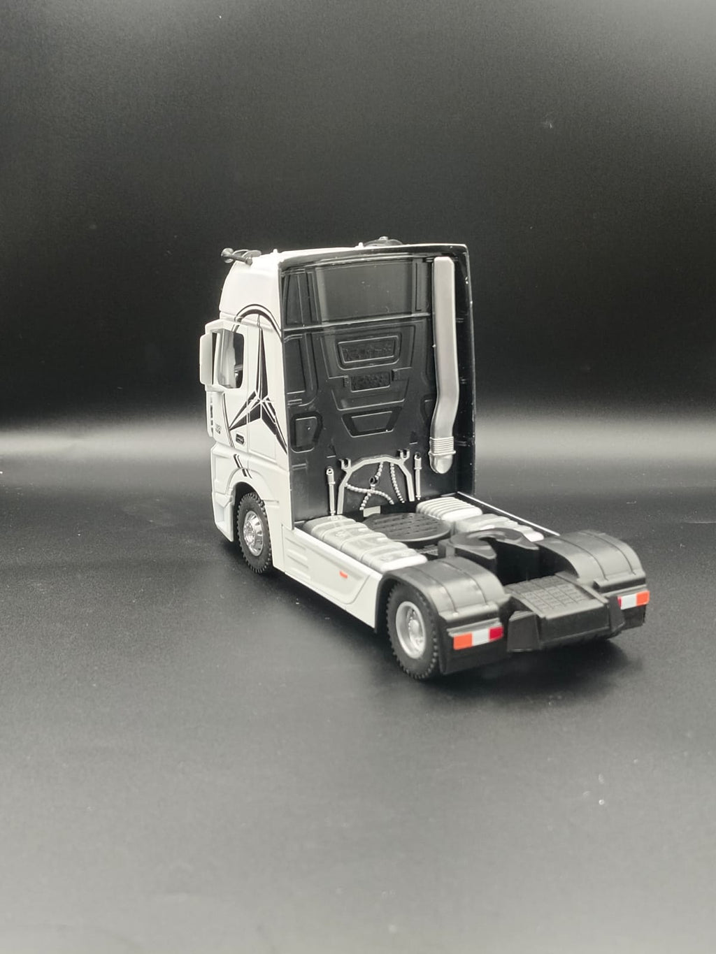 1:24 Scale Mercedes-Benz Actros Diecast Truck Model with Light & Sound - White
