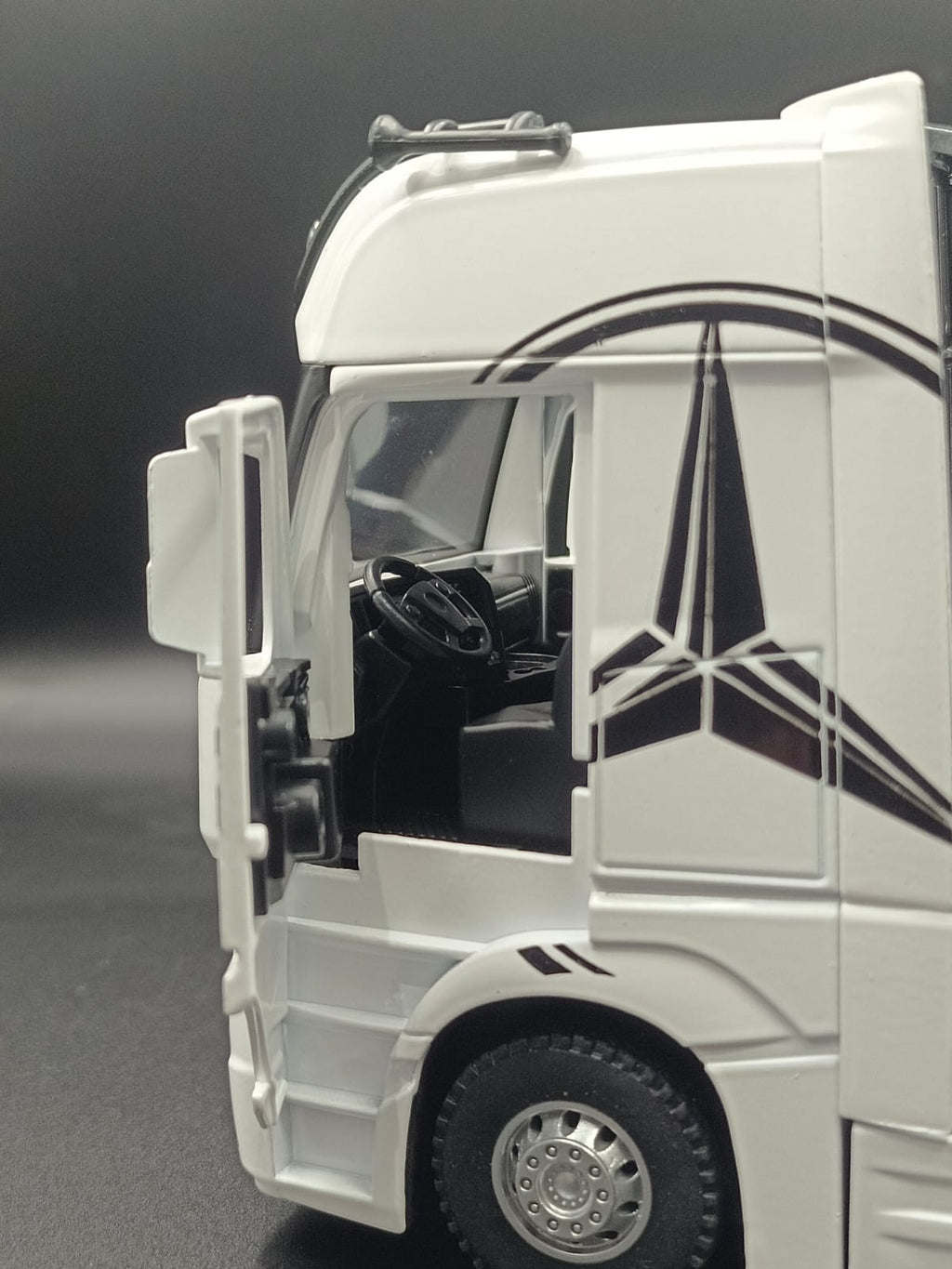 1:24 Scale Mercedes-Benz Actros Diecast Truck Model with Light & Sound - White