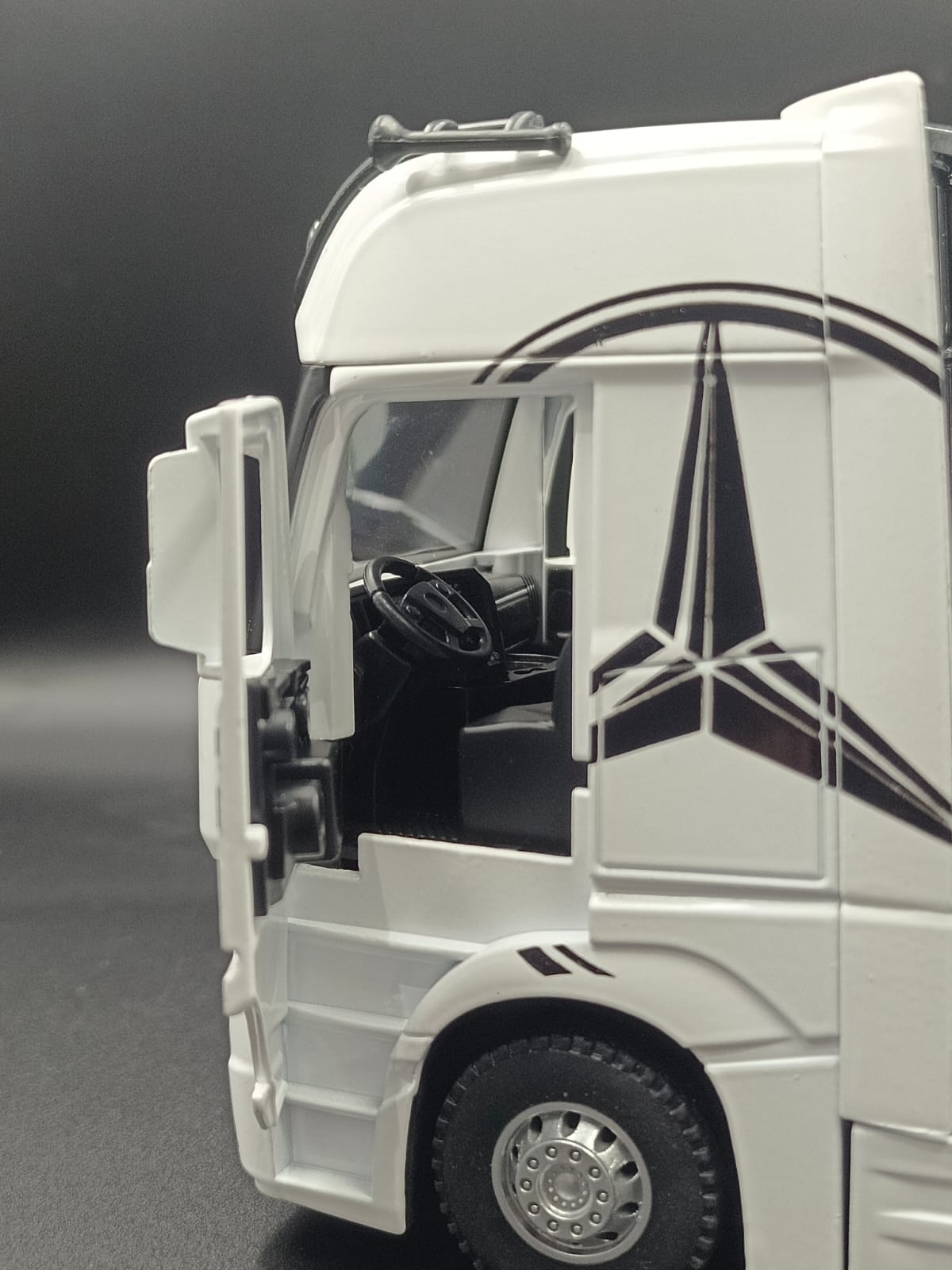 1:24 Scale Mercedes-Benz Actros Diecast Truck Model with Light & Sound - White