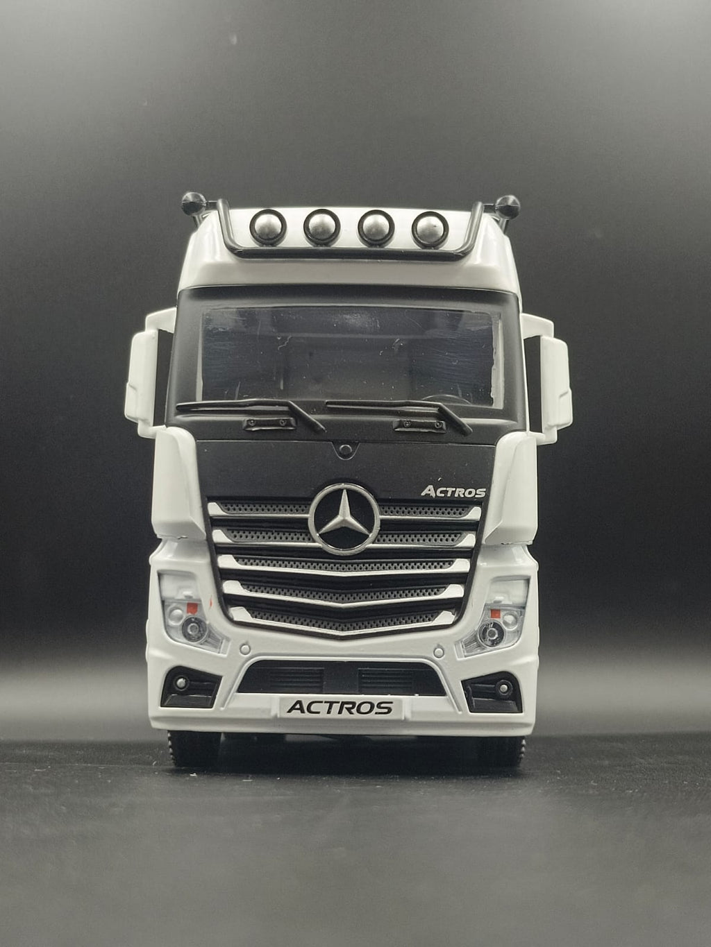 1:24 Scale Mercedes-Benz Actros Diecast Truck Model with Light & Sound - White