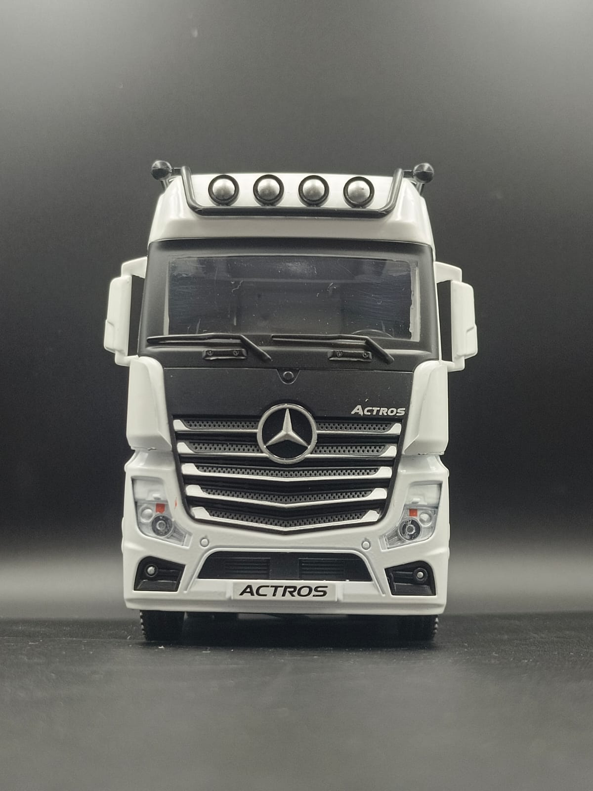 1:24 Scale Mercedes-Benz Actros Diecast Truck Model with Light & Sound - White