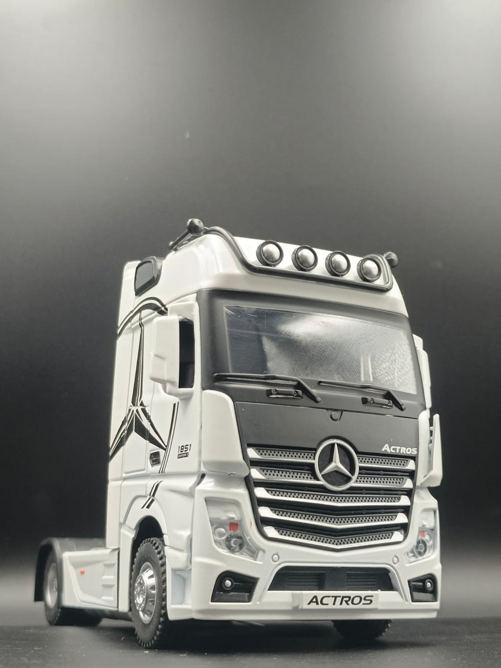 1:24 Scale Mercedes-Benz Actros Diecast Truck Model with Light & Sound - White