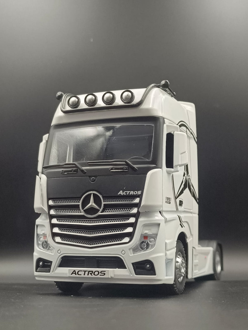 1:24 Scale Mercedes-Benz Actros Diecast Truck Model with Light & Sound - White